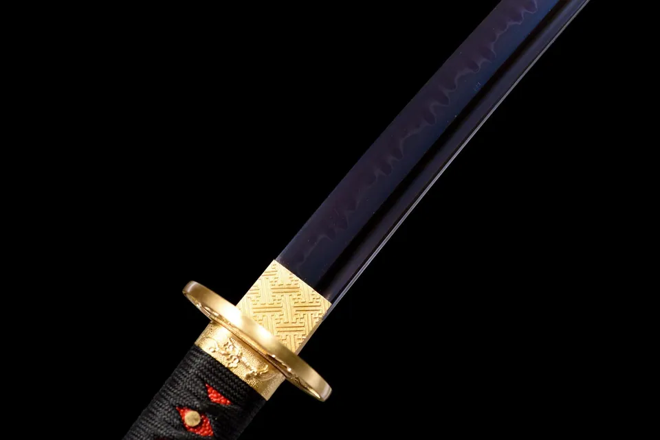 Katana Aokami en acier T10, lame bleutée à hamon et saya laquée rouge, vue 2