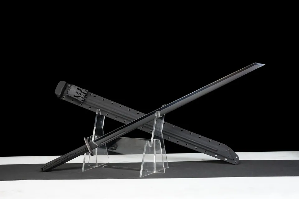 Broadsword perforé Blackout, lame SK5 de 74 cm à revêtement DLC