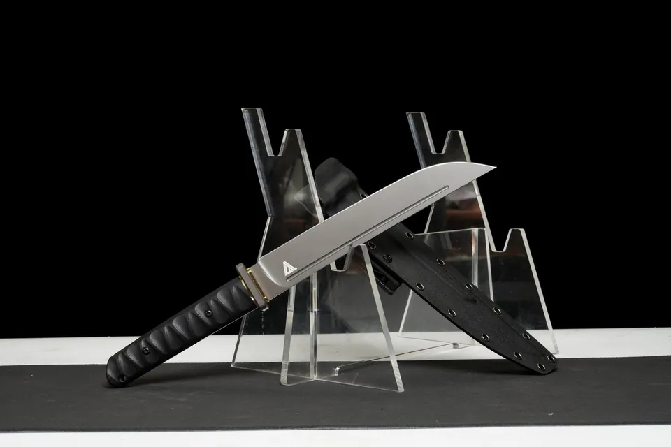 Épée courte tactique Stealth Hawk, lame AUS-8 placage titane, vue 2