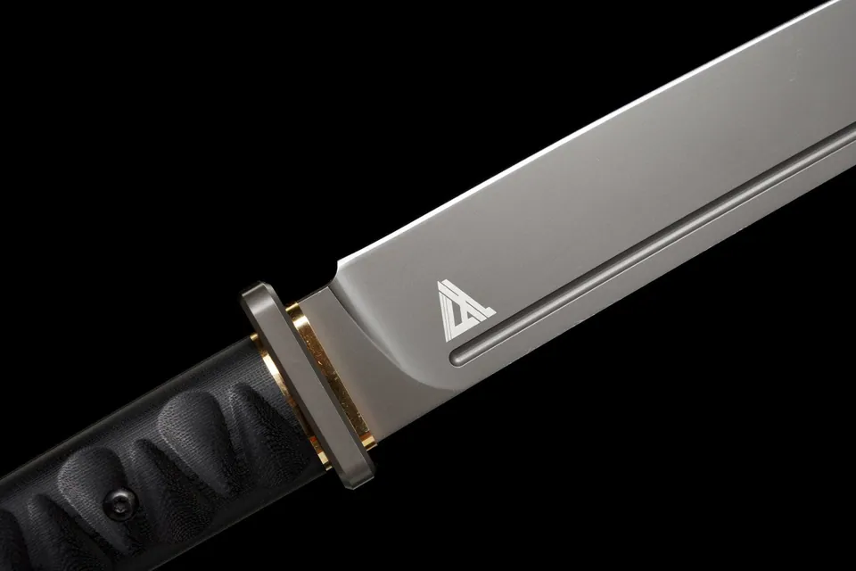 Épée courte tactique Stealth Hawk, lame AUS-8 placage titane, vue 5