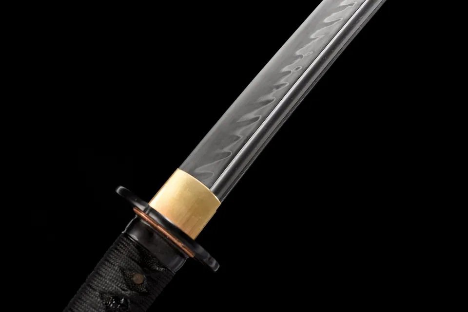 Wakizashi Kage en acier T10, saya laquée noir profond, lame de 52 cm, vue 3