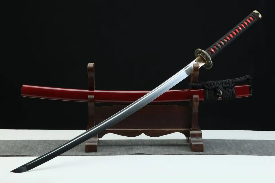 Katana Aka en acier T10 avec hamon, tsuba en alliage de zinc, vue 2