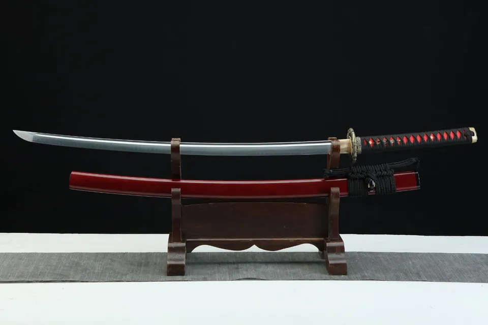 Katana Aka en acier T10 avec hamon, tsuba en alliage de zinc, vue 3