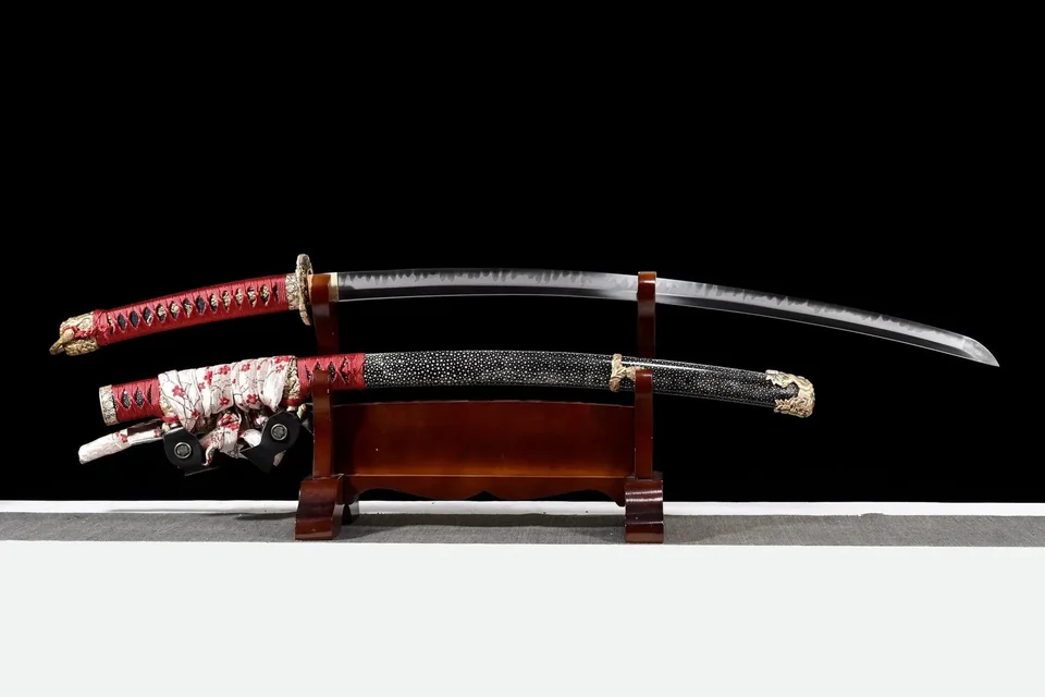 Katana Akatsuki Tachi en acier T10, midare hamon, saya noir, acier t10 · hamon