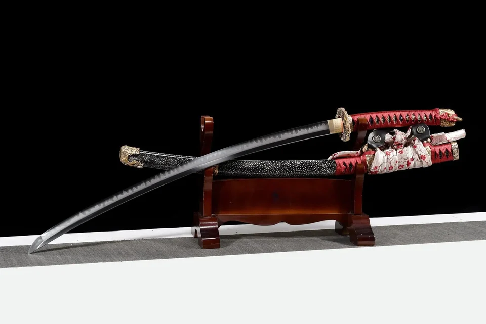 Katana Akatsuki Tachi en acier T10, midare hamon, saya noir, vue 4