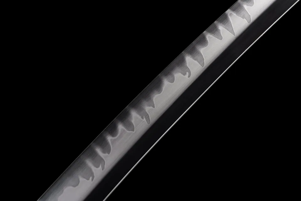 Katana Akatsuki Tachi en acier T10, midare hamon, saya noir, vue 6