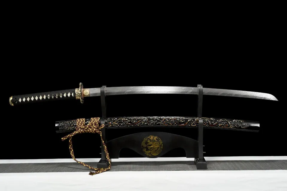 Katana Akuma en acier damas, saya noir sculpté en bois léger, acier damas