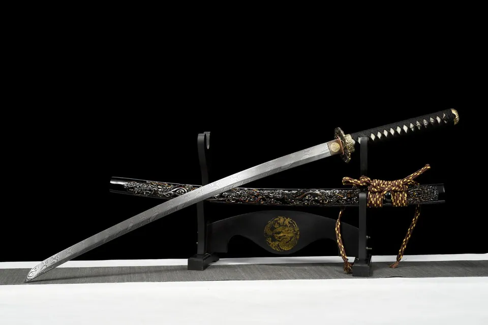 Katana Akuma en acier damas, saya noir sculpté en bois léger, vue 2