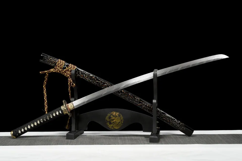 Katana Akuma en acier damas, saya noir sculpté en bois léger, vue 3