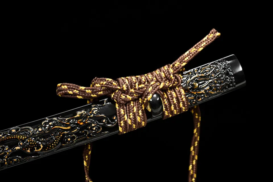 Katana Akuma en acier damas, saya noir sculpté en bois léger, vue 4