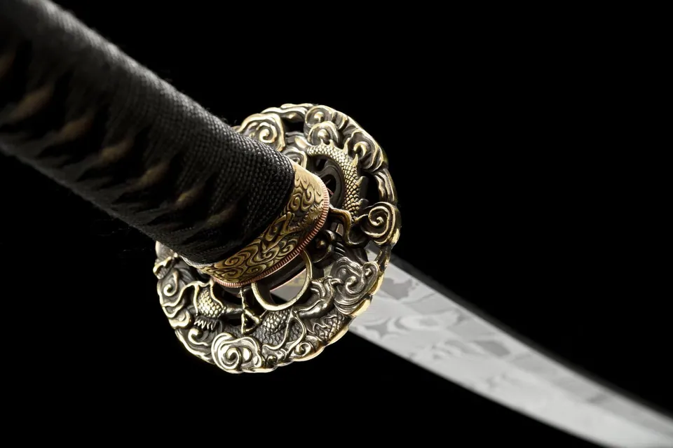 Katana Akuma en acier damas, saya noir sculpté en bois léger, vue 5