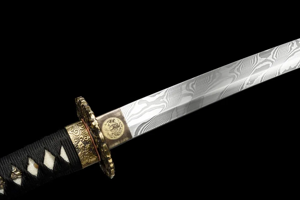 Katana Akuma en acier damas, saya noir sculpté en bois léger, vue 6