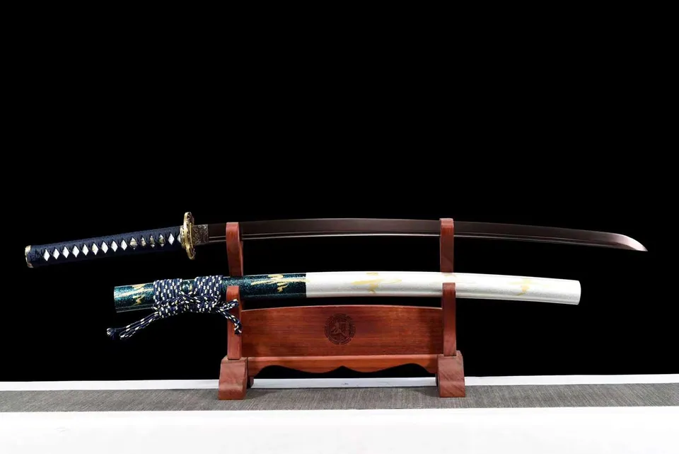 Katana Arashi en acier damas à reflets rouges, tsuba bambou et sakura, acier damas