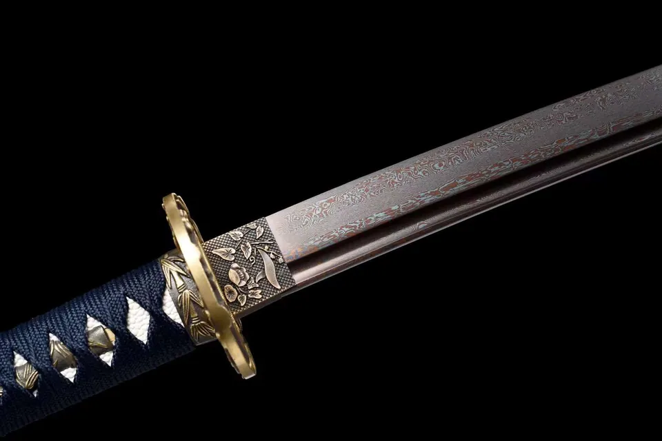 Katana Arashi en acier damas à reflets rouges, tsuba bambou et sakura, vue 3
