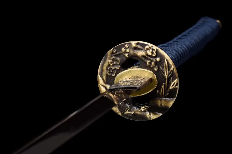 Katana Arashi en acier damas à reflets rouges, tsuba bambou et sakura, vue 4