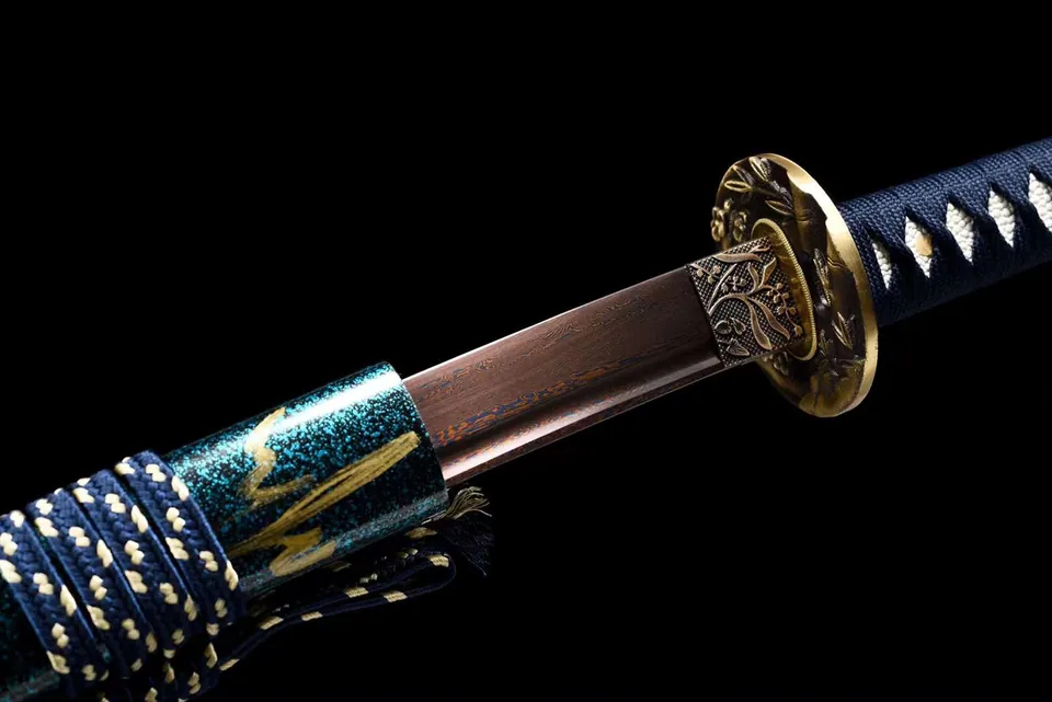 Katana Arashi en acier damas à reflets rouges, tsuba bambou et sakura, vue 5
