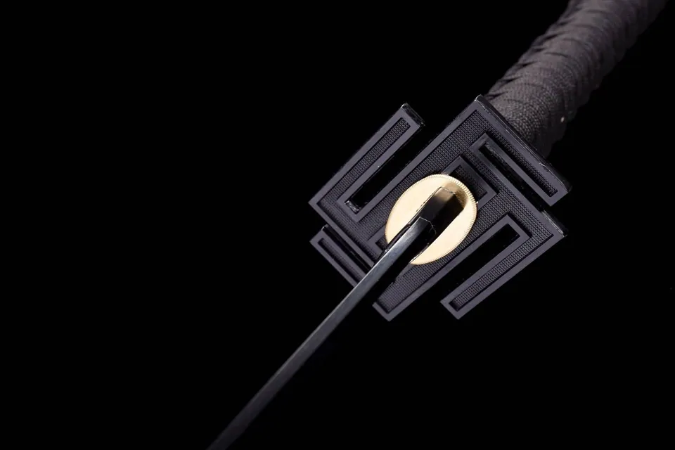 Katana Ichigo Bankai Bleach en acier 1060, tsuba en fer sculpté, vue 6