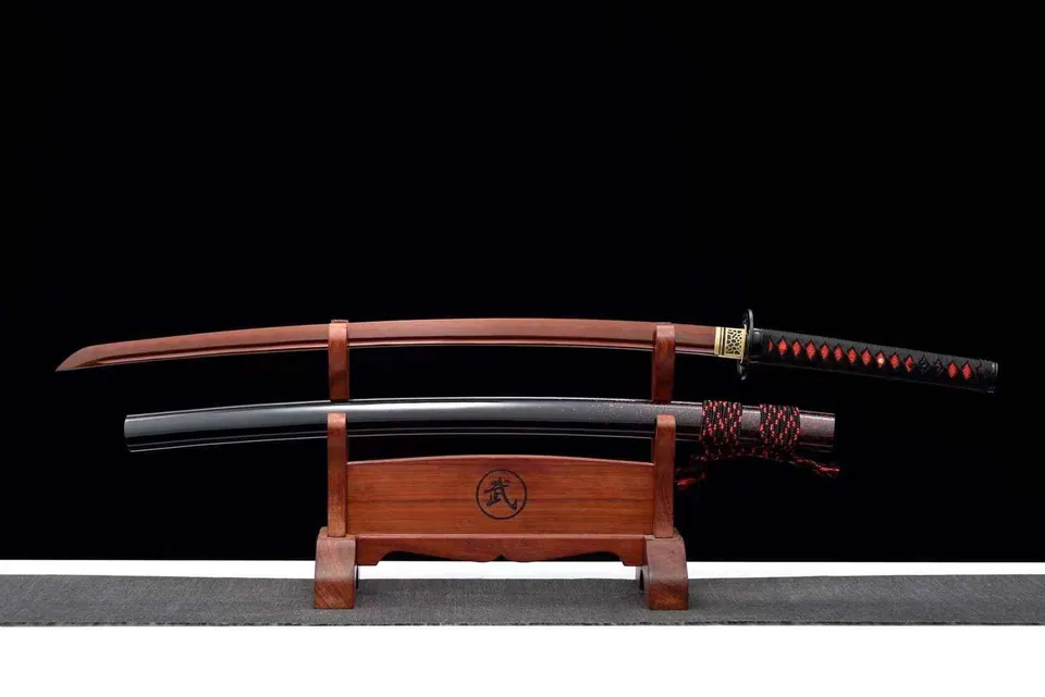 Katana Chikara en acier T10 avec hamon, lame aux reflets rouges