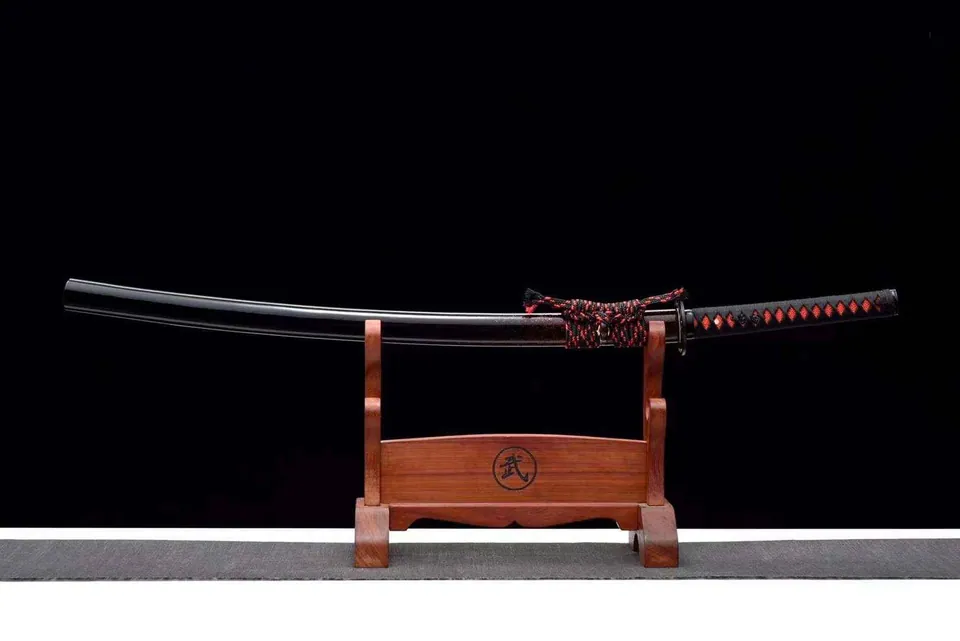 Katana Chikara en acier T10 avec hamon, lame aux reflets rouges, vue 2