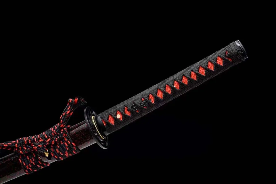 Katana Chikara en acier T10 avec hamon, lame aux reflets rouges, vue 3