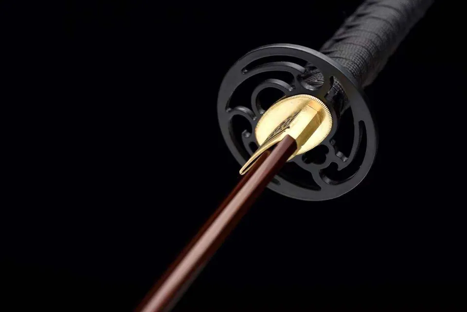 Katana Chikara en acier T10 avec hamon, lame aux reflets rouges, vue 4