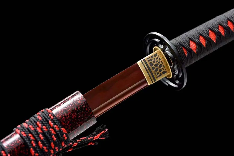 Katana Chikara en acier T10 avec hamon, lame aux reflets rouges, vue 6