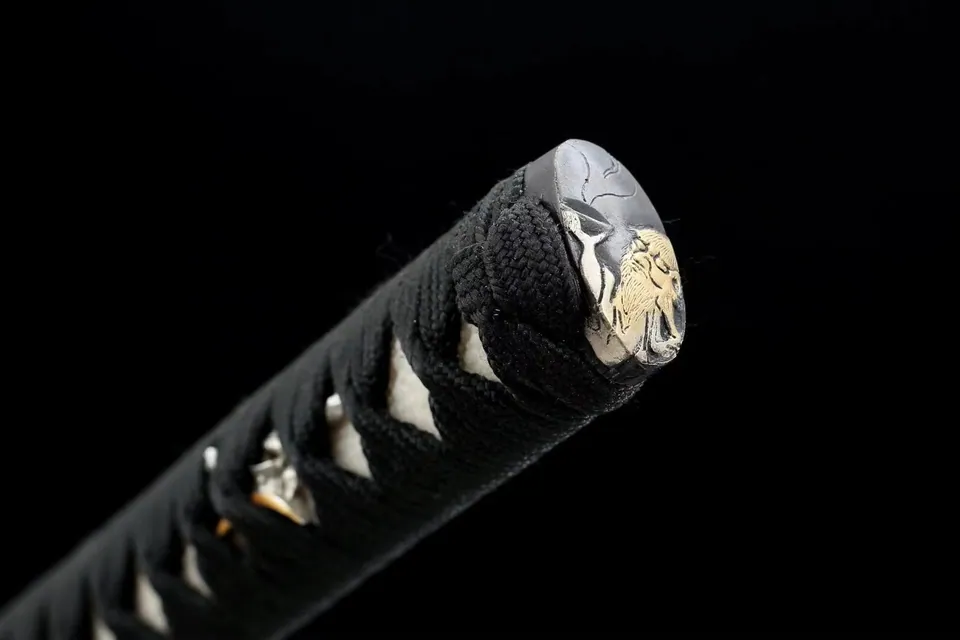 Katana Chinmoku en acier damas avec hamon, saya en magnolia laqué, vue 2