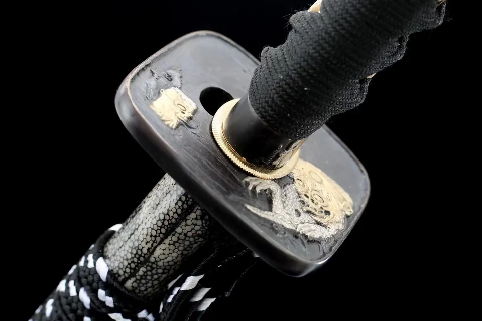 Katana Chinmoku en acier damas avec hamon, saya en magnolia laqué, vue 3