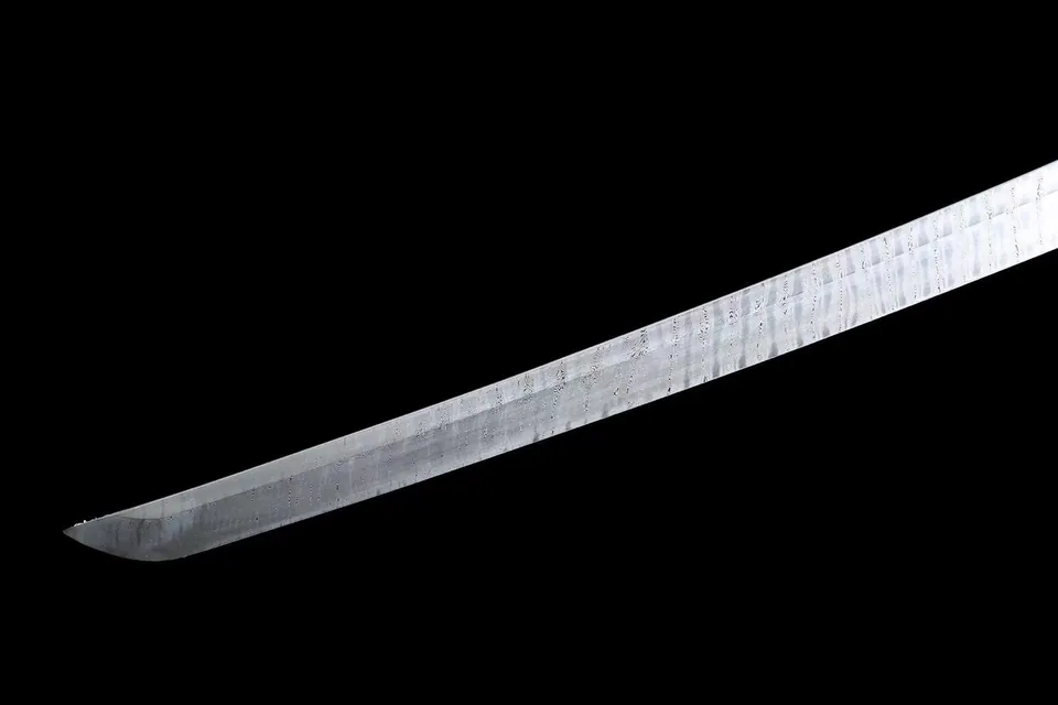 Katana Chinmoku en acier damas avec hamon, saya en magnolia laqué, vue 5
