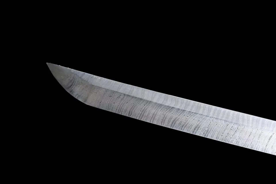 Katana Chinmoku en acier damas avec hamon, saya en magnolia laqué, vue 6