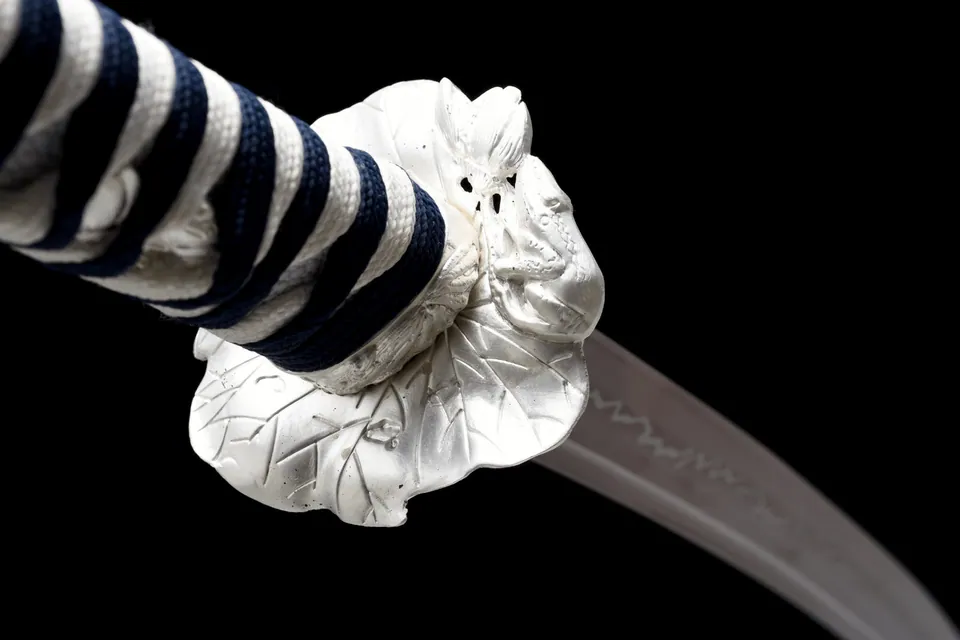 Katana Dairiseki en acier au manganèse, lame rouge, saya en bois, vue 3
