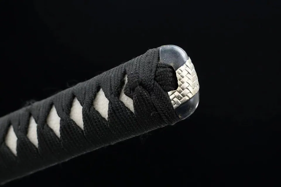 Katana Densetsu en acier san mai, tsuba en laiton doré et argenté, vue 2