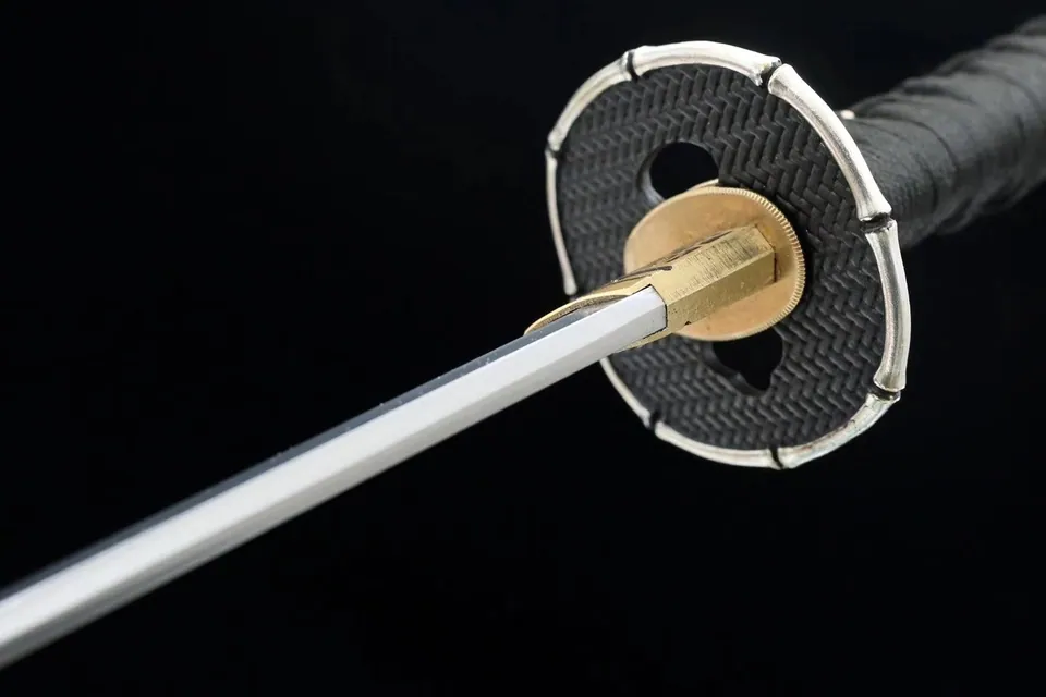Katana Densetsu en acier san mai, tsuba en laiton doré et argenté, vue 4