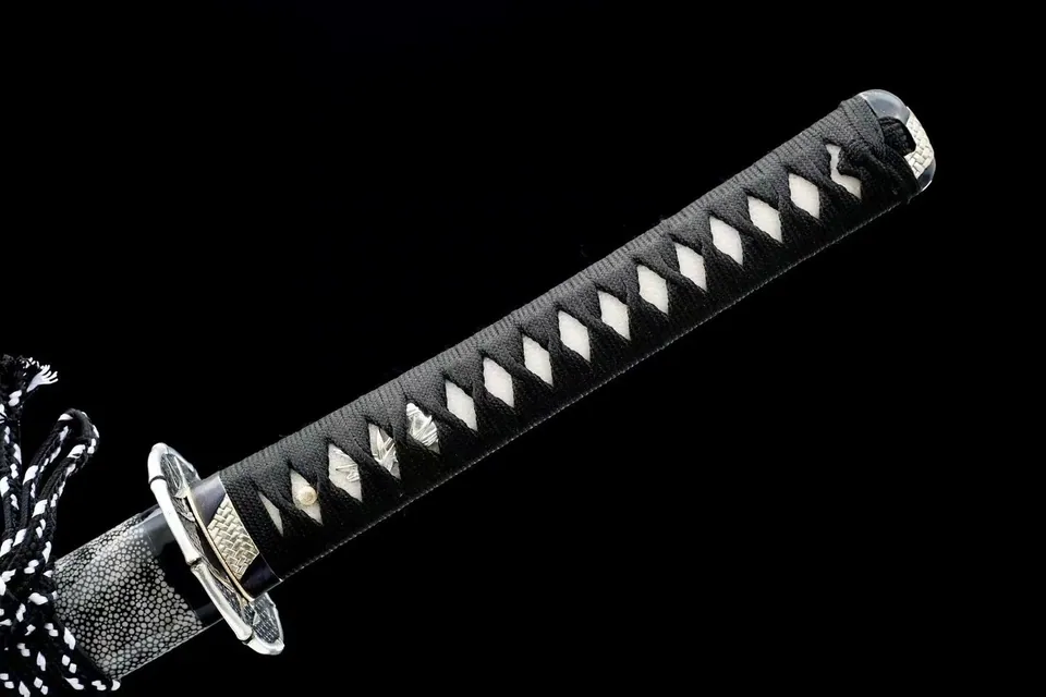 Katana Densetsu en acier san mai, tsuba en laiton doré et argenté, vue 5
