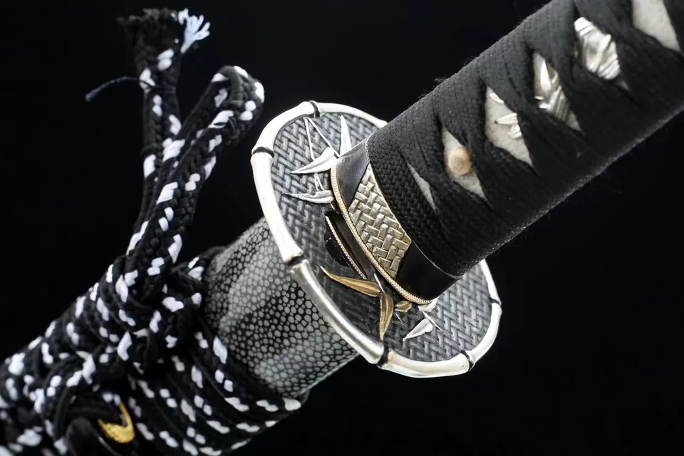 Katana Densetsu en acier san mai, tsuba en laiton doré et argenté, vue 6