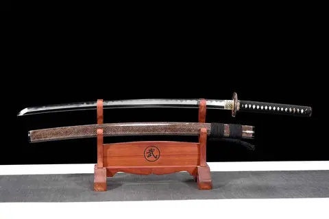 Katana Dentō en acier san mai, saya laquée et tsuka galuchat