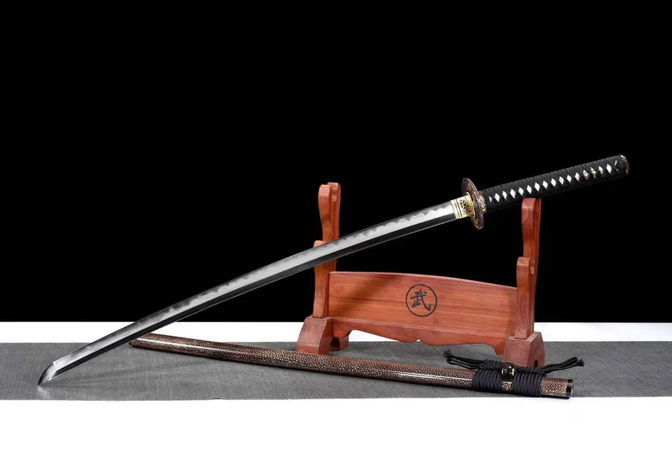 Katana Dentō en acier san mai, saya laquée et tsuka galuchat, vue 2