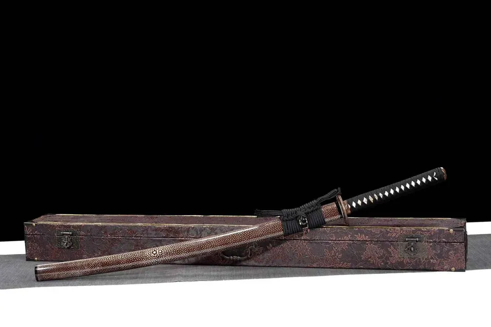 Katana Dentō en acier san mai, saya laquée et tsuka galuchat, vue 3