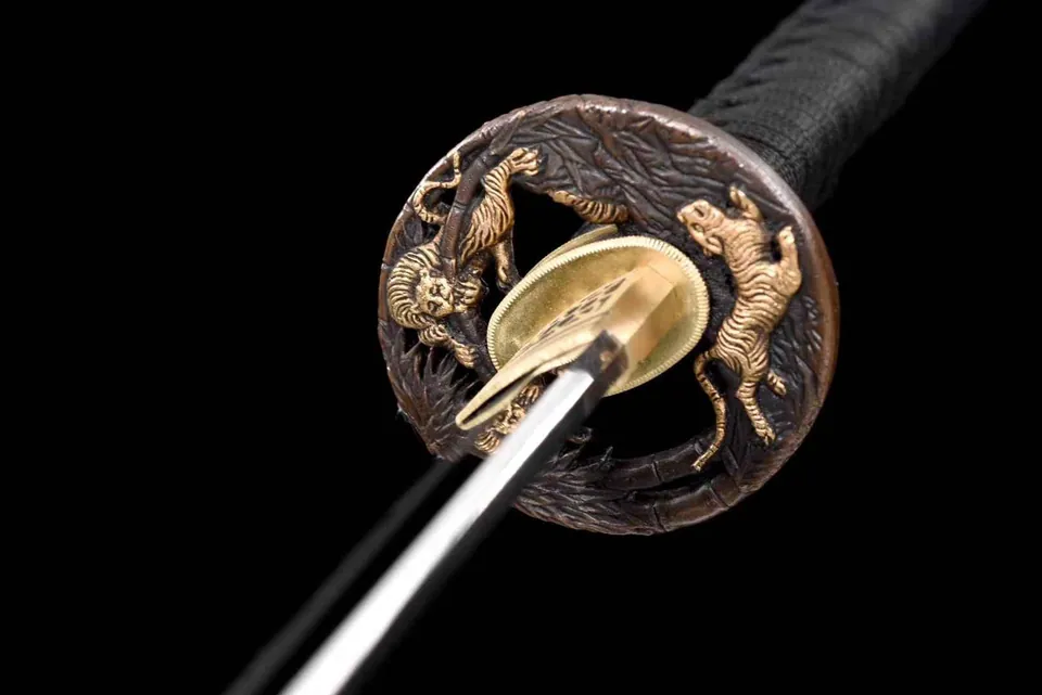 Katana Dentō en acier san mai, saya laquée et tsuka galuchat, vue 4