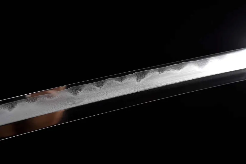 Katana Dentō en acier san mai, saya laquée et tsuka galuchat, vue 5