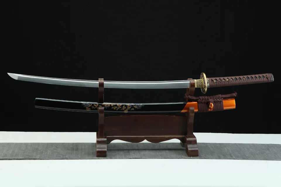 Katana Doragon en acier damas avec hamon, tsuba au dragon gravé, acier damas · hamon