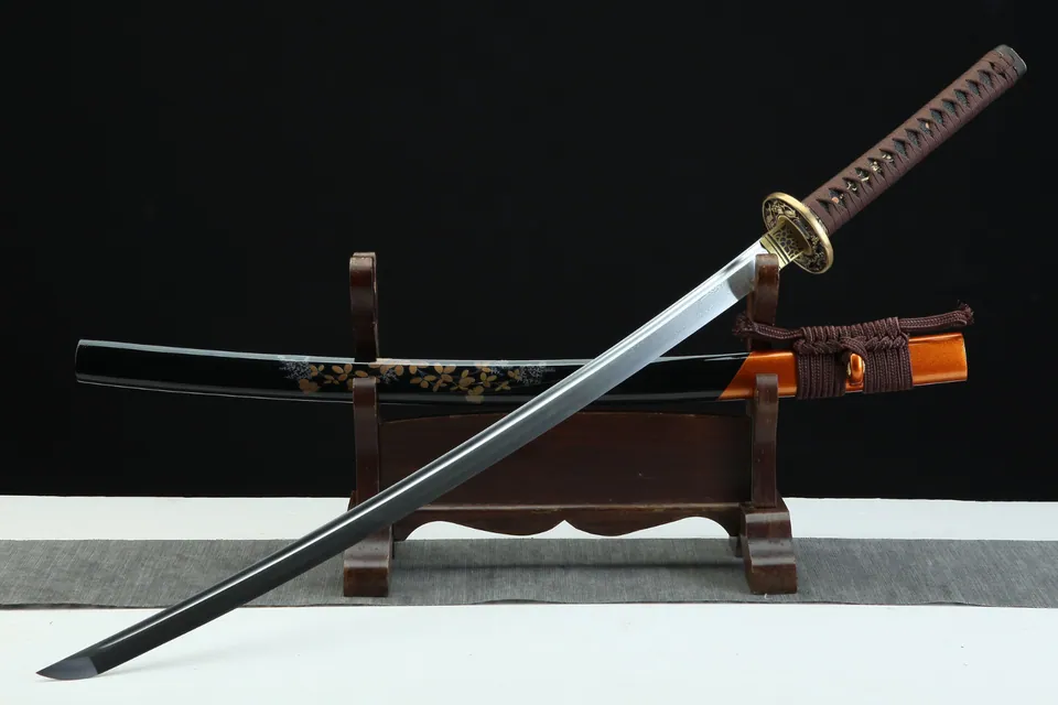 Katana Doragon en acier damas avec hamon, tsuba au dragon gravé, vue 2
