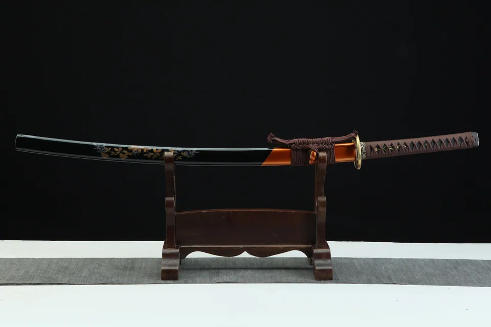 Katana Doragon en acier damas avec hamon, tsuba au dragon gravé, vue 3