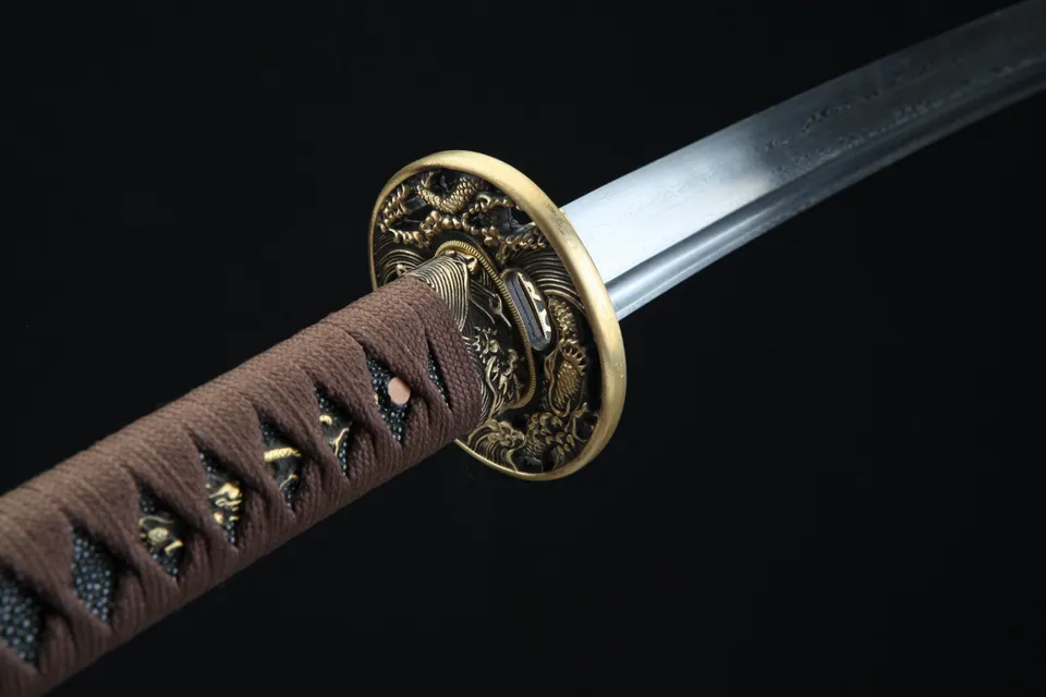 Katana Doragon en acier damas avec hamon, tsuba au dragon gravé, vue 4