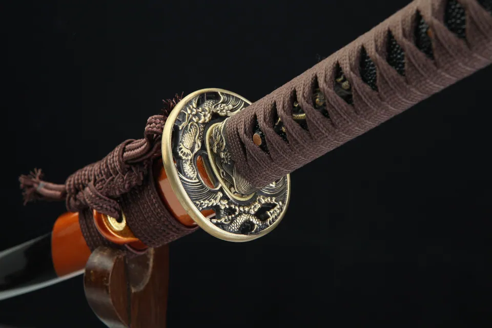 Katana Doragon en acier damas avec hamon, tsuba au dragon gravé, vue 5