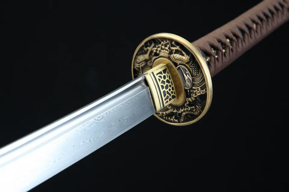 Katana Doragon en acier damas avec hamon, tsuba au dragon gravé, vue 7