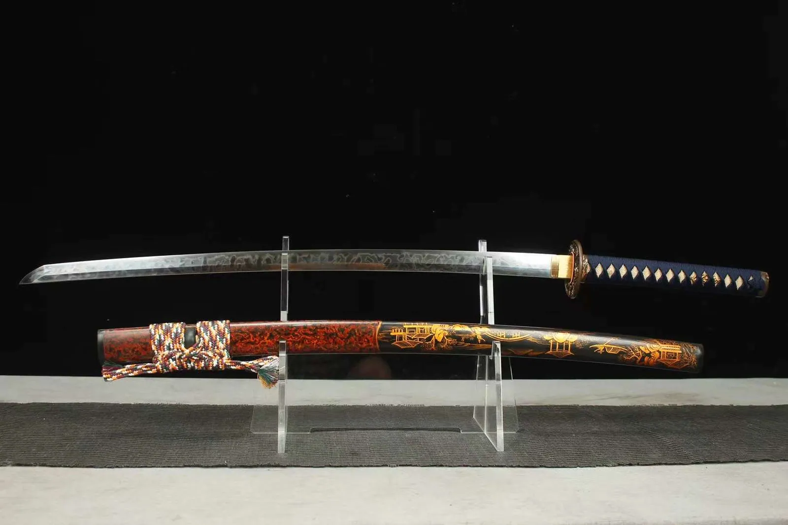 Katana Edo en acier T10 à hamon hitatsura, tsuba or et argent, photo de couverture du guide « Le hamon du katana : ligne de trempe, formes et signification »