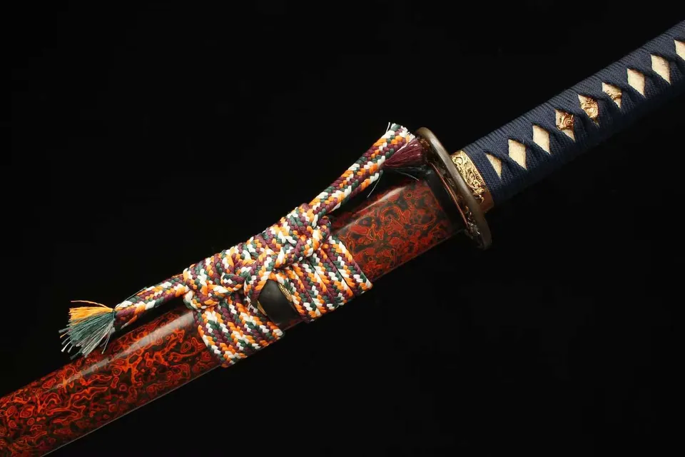 Katana Edo en acier T10 à hamon hitatsura, tsuba or et argent, vue 3