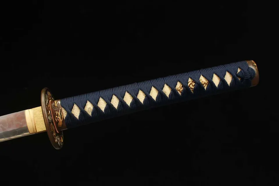 Katana Edo en acier T10 à hamon hitatsura, tsuba or et argent, vue 4