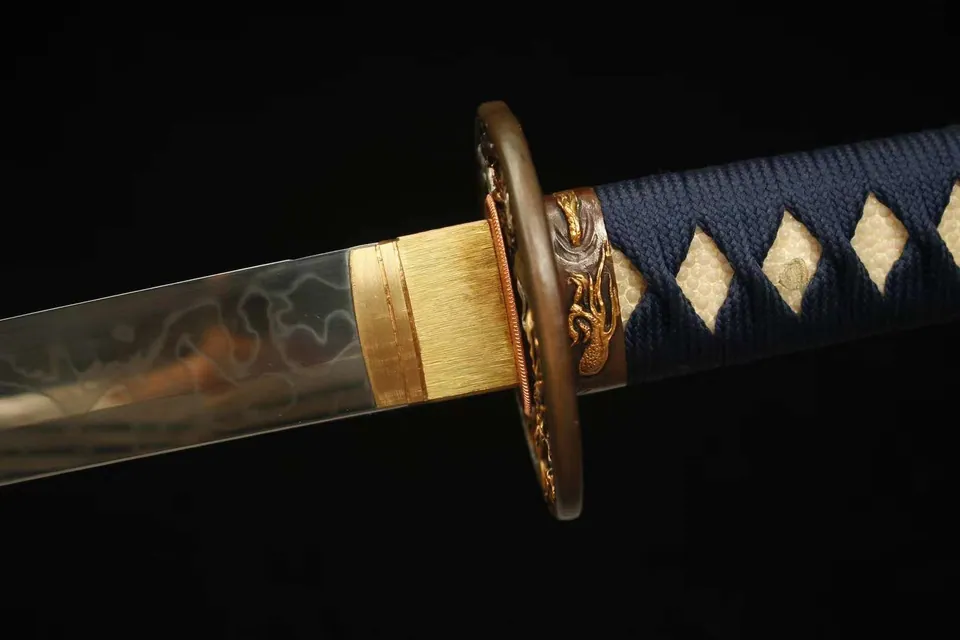 Katana Edo en acier T10 à hamon hitatsura, tsuba or et argent, vue 6